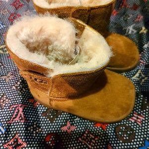 Uggs infant size 4-5 Very good condition Must have